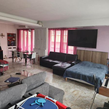 Big Apart 140M2 5Min Walk To Beach Sea &Promenade 3 Double Rooms,Big Living Room 42M2, 3 Showers,9 Beds, Free Parking Nice Luaran gambar
