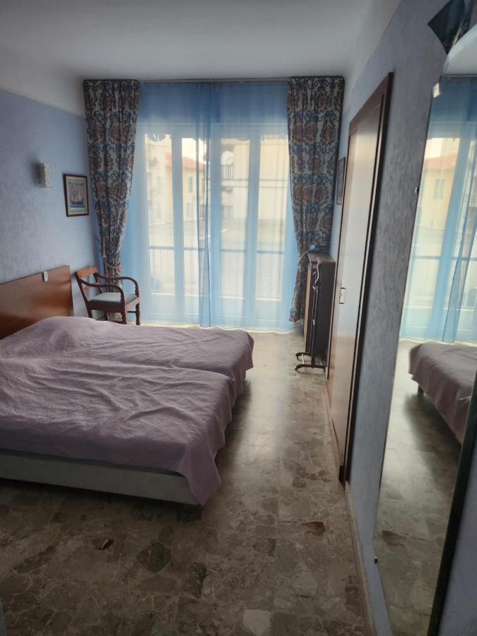 Big Apart 140M2 5Min Walk To Beach Sea &Promenade 3 Double Rooms,Big Living Room 42M2, 3 Showers,9 Beds, Free Parking Nice Luaran gambar
